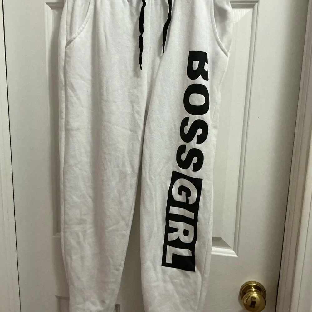 Rue 21—White Size M Polyester/Cotton Sweatpants/Joggers w/Black 'BOSS GIRL' Text - Picture 1 of 8